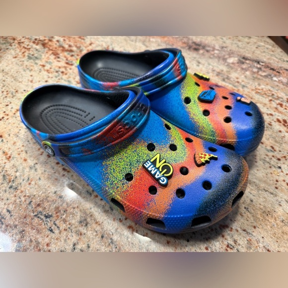 Crocs Black/Rainbow Clogs With Jibbitz Women’s 12/Men’s 10 New Without Tags - Picture 1 of 13